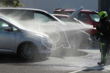 Los bomberos sofocan el incendio de un vehículo en San Juan  (Foto TA)